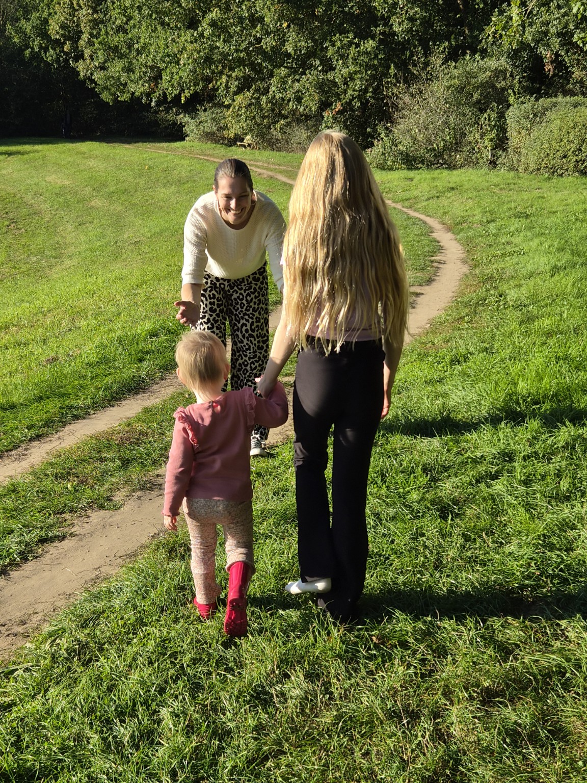 Irene met haar twee dochters tijdens een wandeling, van achteren gefotografeerd